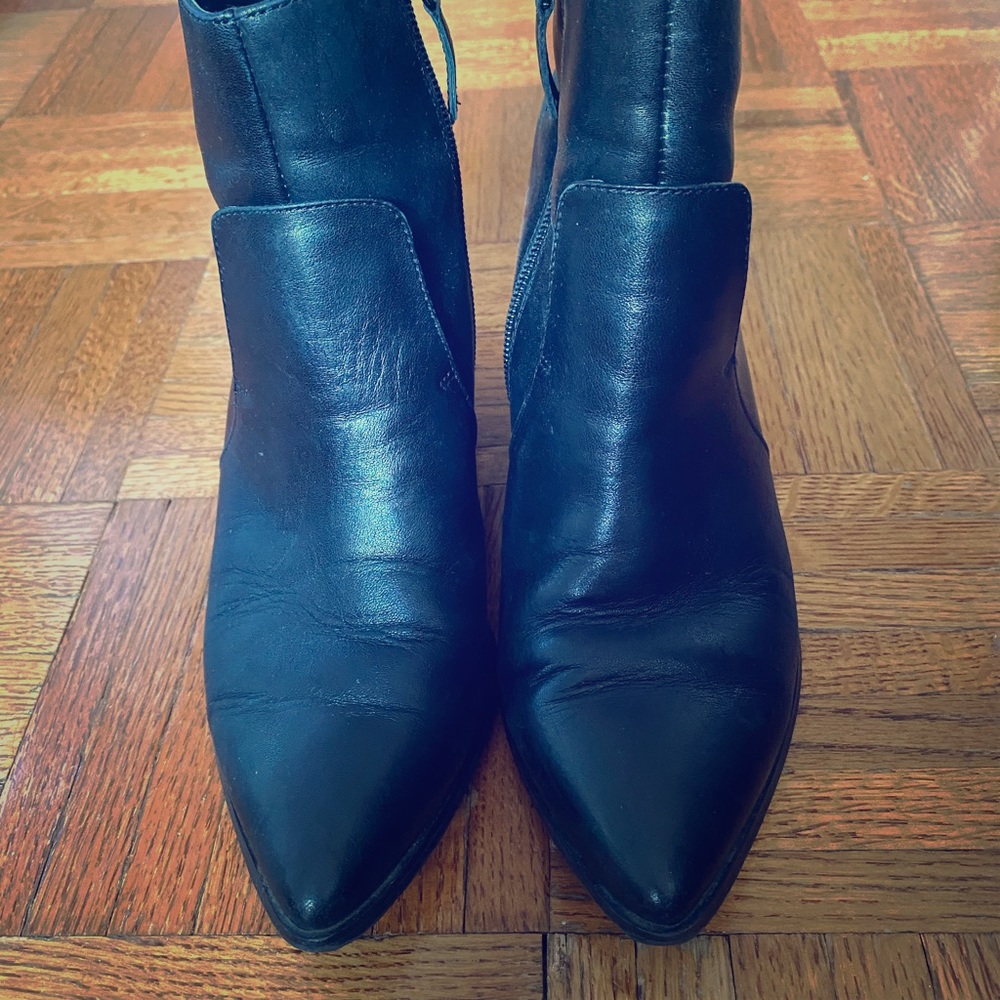 Pointed toe leather bootie